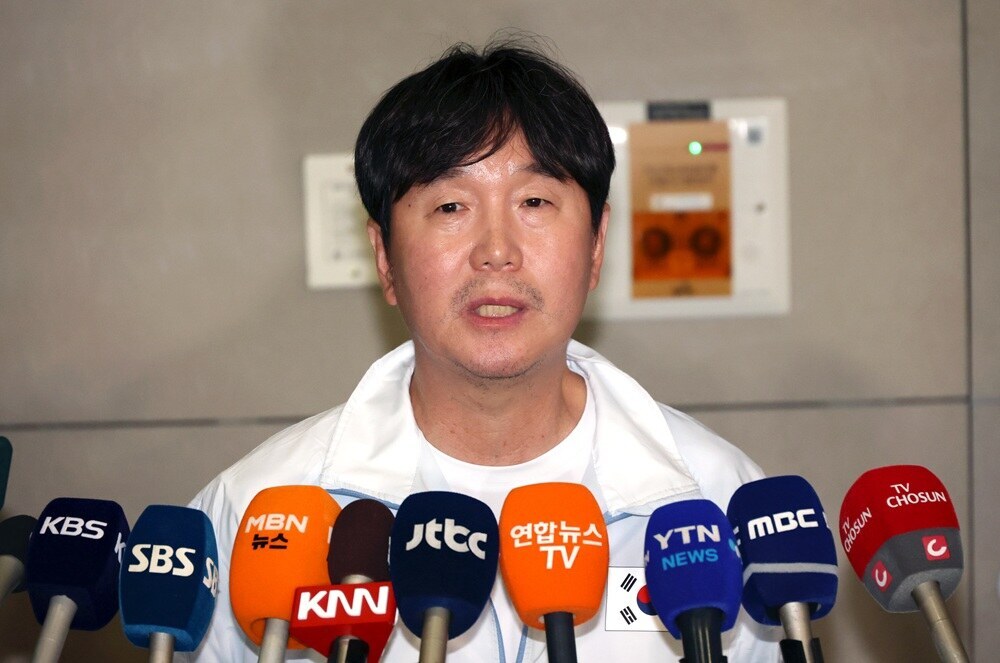 ▲ 한국 야구대표팀 류지현 감독이 2026 아이치 나고야 아시안게임을 금메달로 마무리한 뒤 28일 인천국제공항을 통해 귀국했다. 이어 대회를 마친 소감을 들려줬다. ⓒ연합뉴스