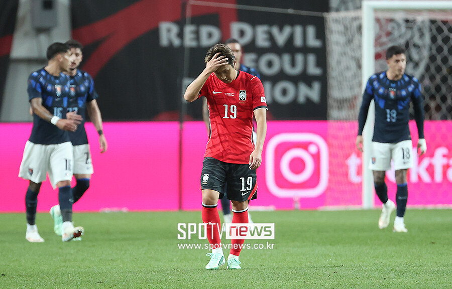 [포토S] 우루과이의 두 번째 골에 고개 떨군 이강인