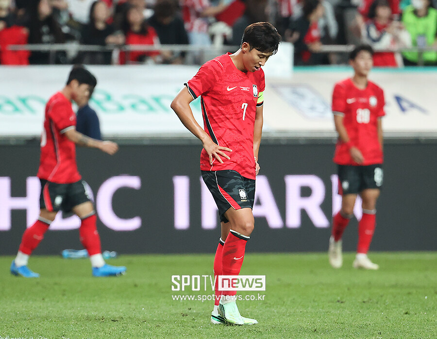 [포토S] 1-4 충격패에 아쉬워하는 손흥민
