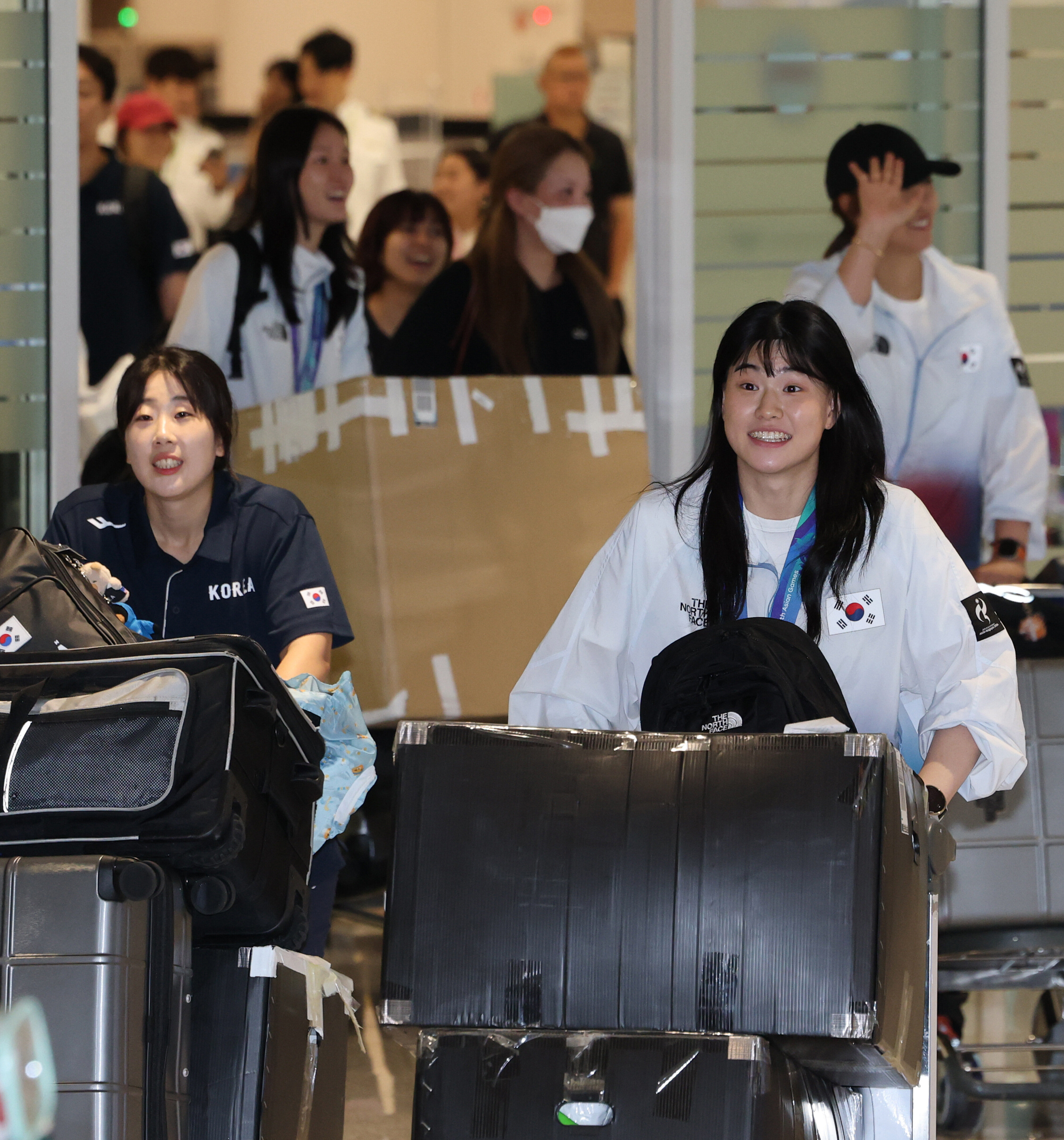▲ 차포를 떼고 출발한 한국 여자농구의 12년 만의 아시안게임 금메달 중심에는 '등번호 9번'이 있었다. 이소희(오른쪽)다. ⓒ 연합뉴스
