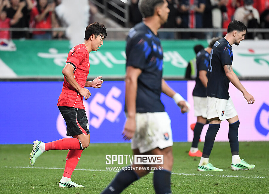 [포토S] 손흥민, 'A매치 58호골에도 미소 잃었다'