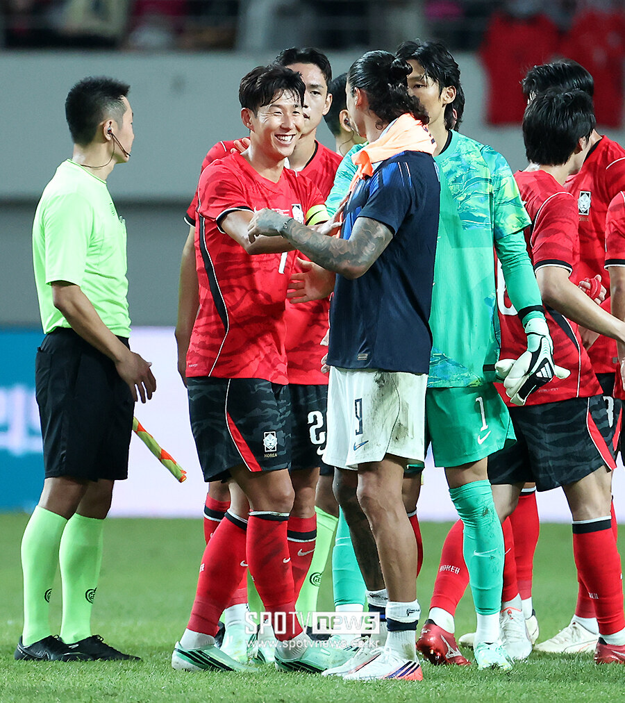 [포토S] 다르윈 누녜스와 인사하는 손흥민