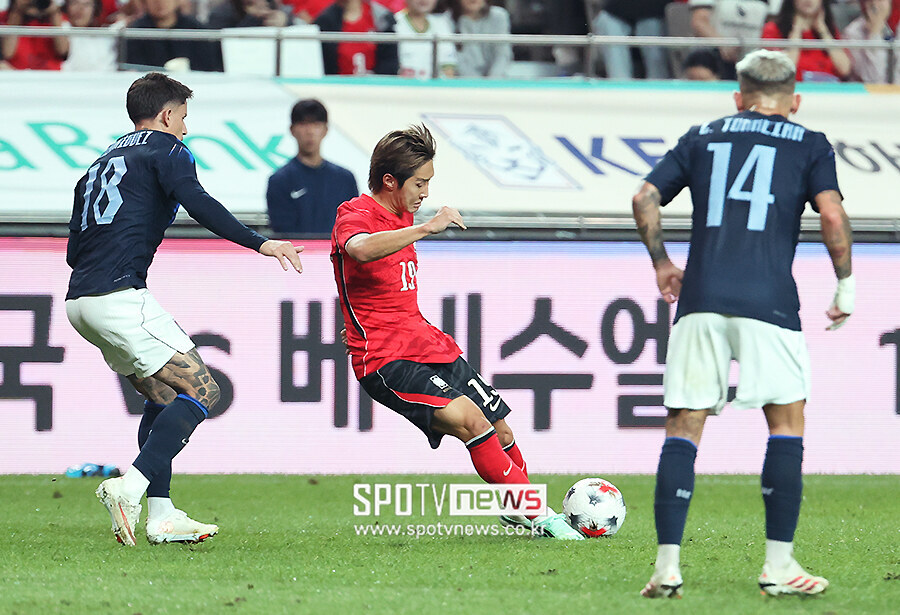 [포토S] 크로스 올리는 이강인