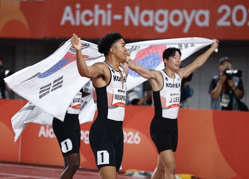 ▲ 2026 아이치·나고야 아시안게임 육상 남자 400m 계주 결승에서 38초43의 기록으로 동메달을 수확한 나마디 조엘진과 이재성. ⓒ연합뉴스
