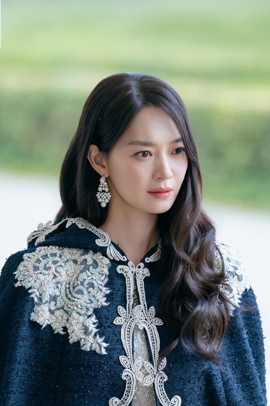 '재혼 황후' 신민아, 로판 찢고 나온 황후 비주얼 "기품을 잃지 않는 인물"