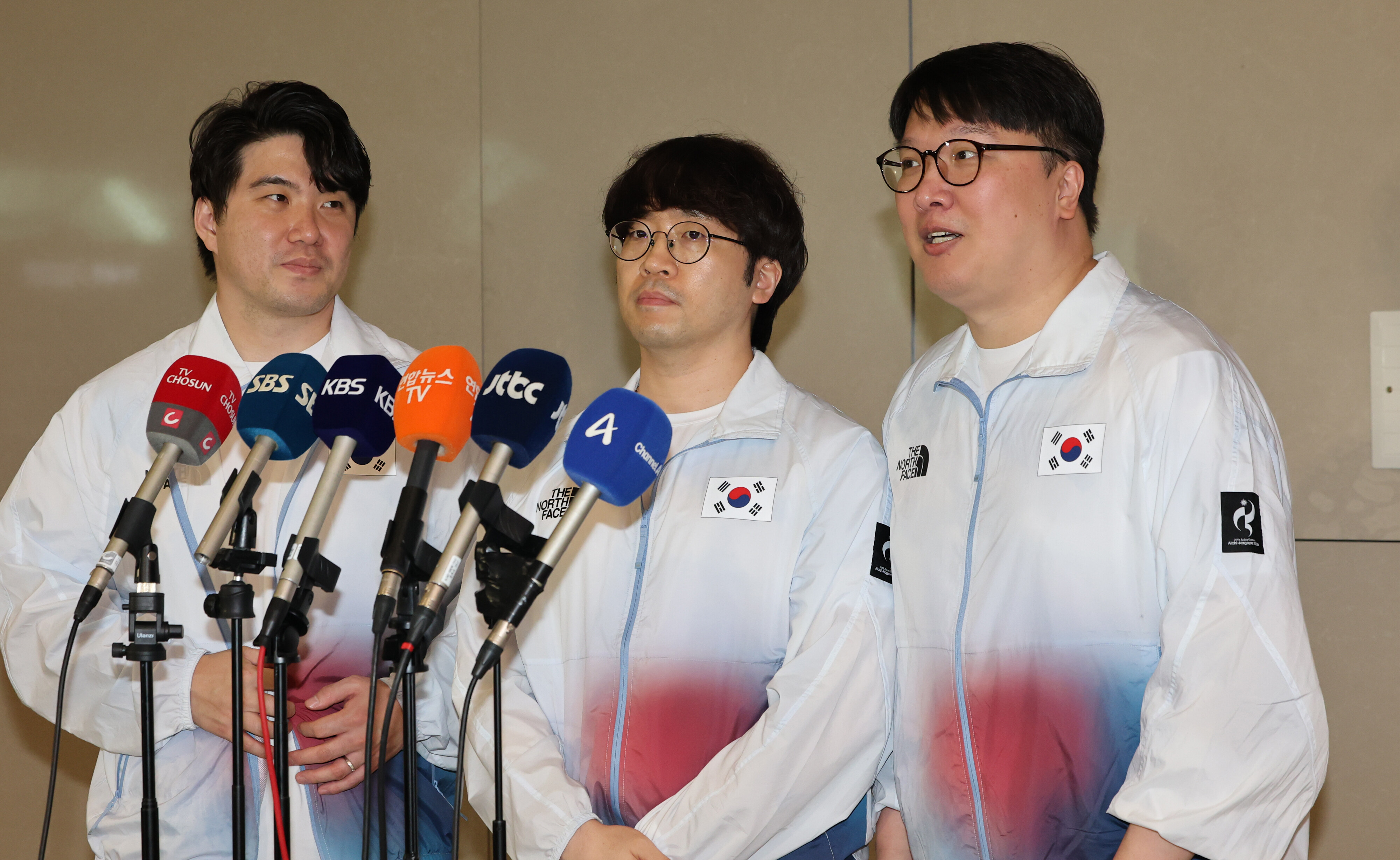 ▲ 한국 철권의 살아 있는 전설 '무릎' 배재민(가운데)이 생애 처음 경험한 '금의환향'에 벅찬 맘을 숨기지 못했다. ⓒ 연합뉴스