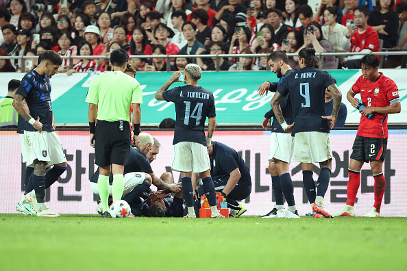 상암 잔디에서 미끄러진 후 수술 불가피, 韓 축구 무너트렸던 우루과이 10번 “왼쪽 손목 골절로 수술 필요→추가 검사 진행” 공식발표