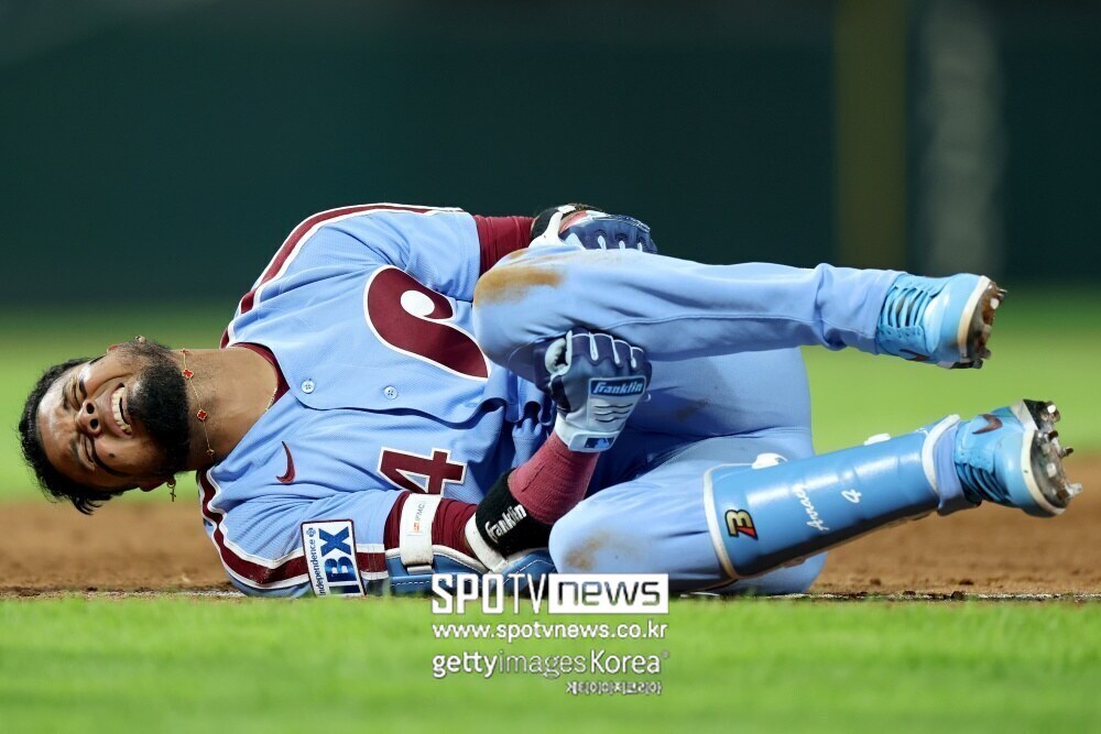 '이정후 前 동료' 우승 위해 데려갔는데…필라델피아 날벼락! ML 타격왕 3회 타자 발목 부상, WC 로스터 제외