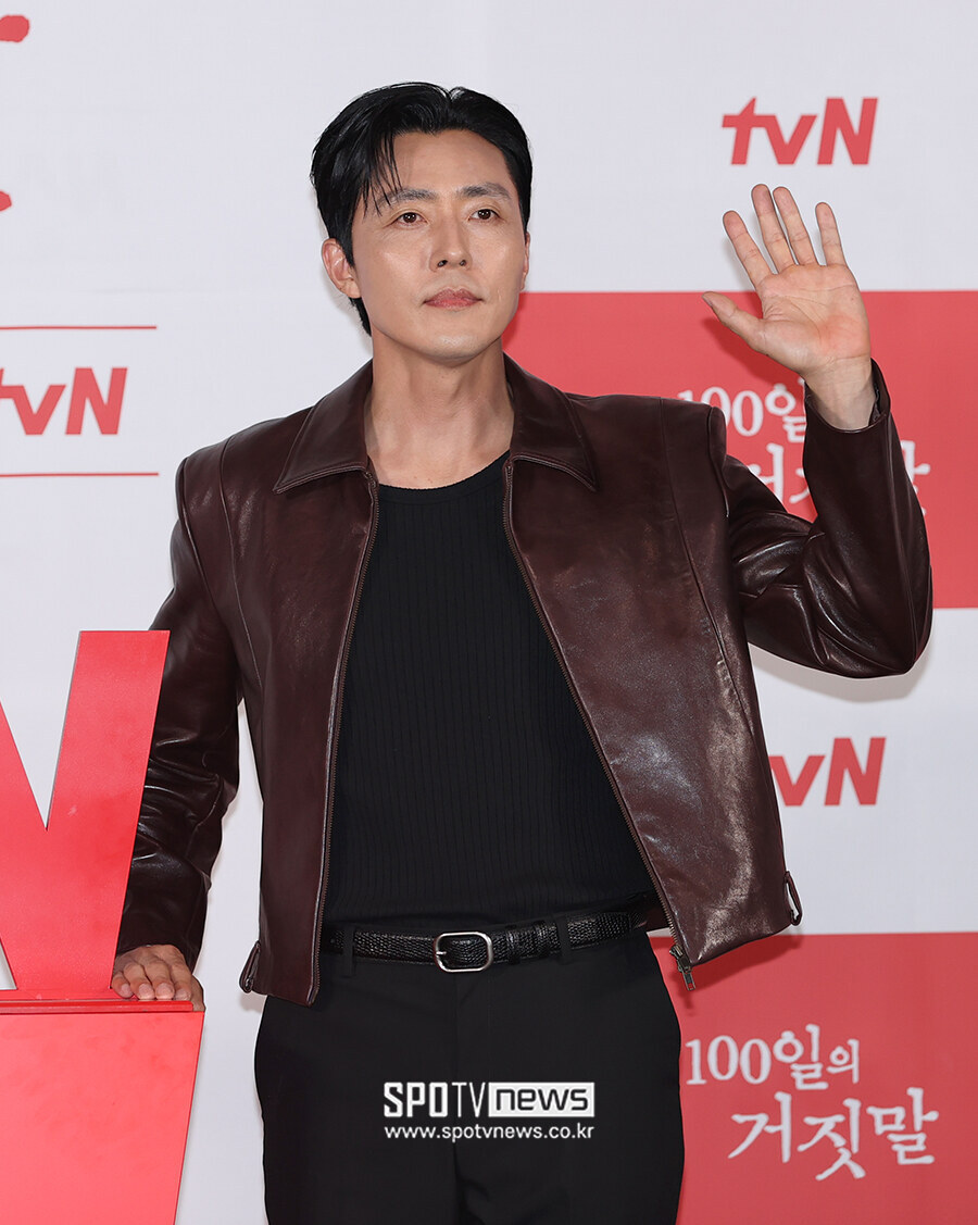 [포토S] 이무생, '젠틀한 손인사'