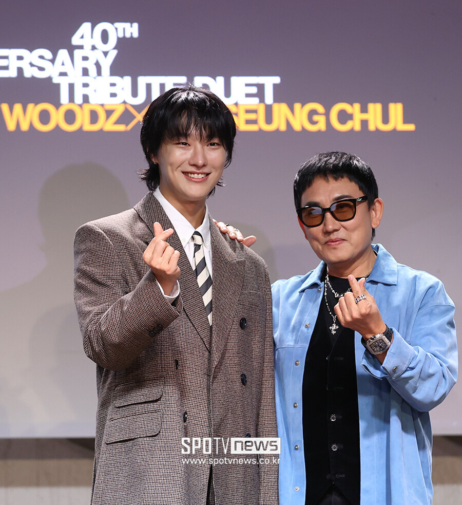 [포토S] 이승철, '우즈와 함께 하트'