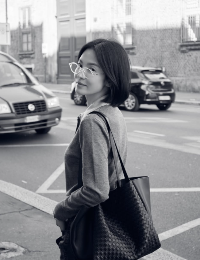 "크~" 송혜교, 안경 꼈을 뿐인데...감탄 부르는 '지성미 폭발' 비주얼