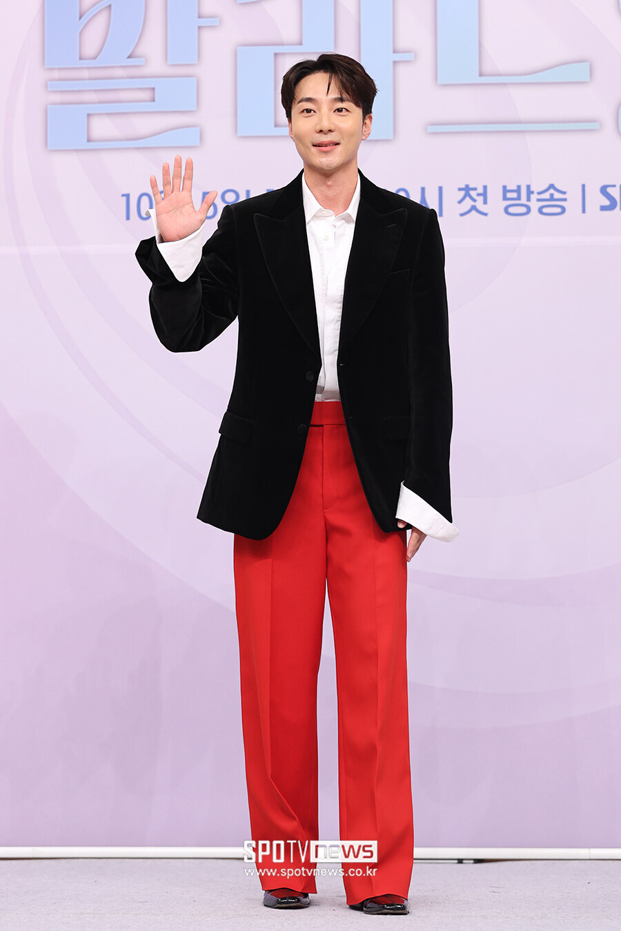 [포토S] 로이킴, '시선 사로잡는 레드 바지'