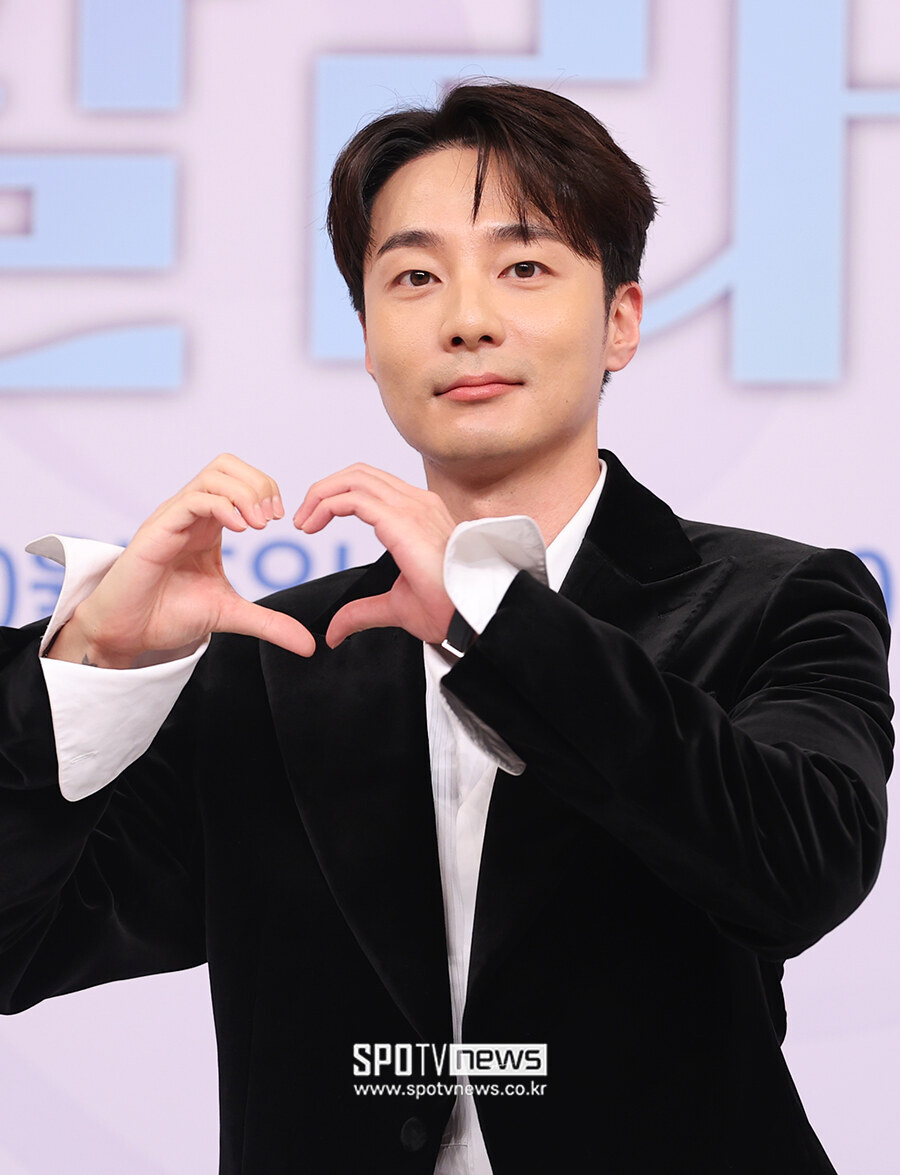[포토S] 로이킴, '하트 받으세요'
