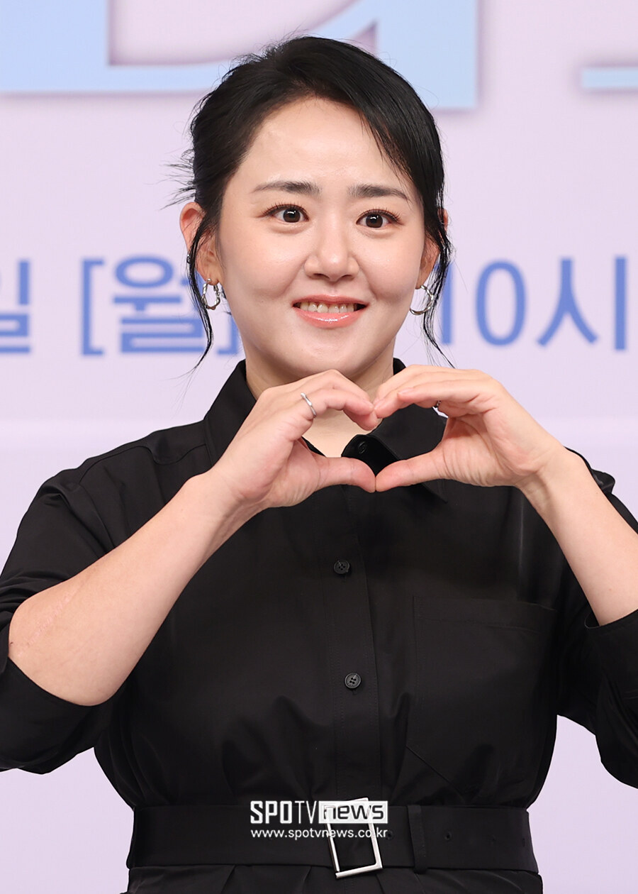 [포토S] 문근영, '남편 ♥정평 향한 하트'