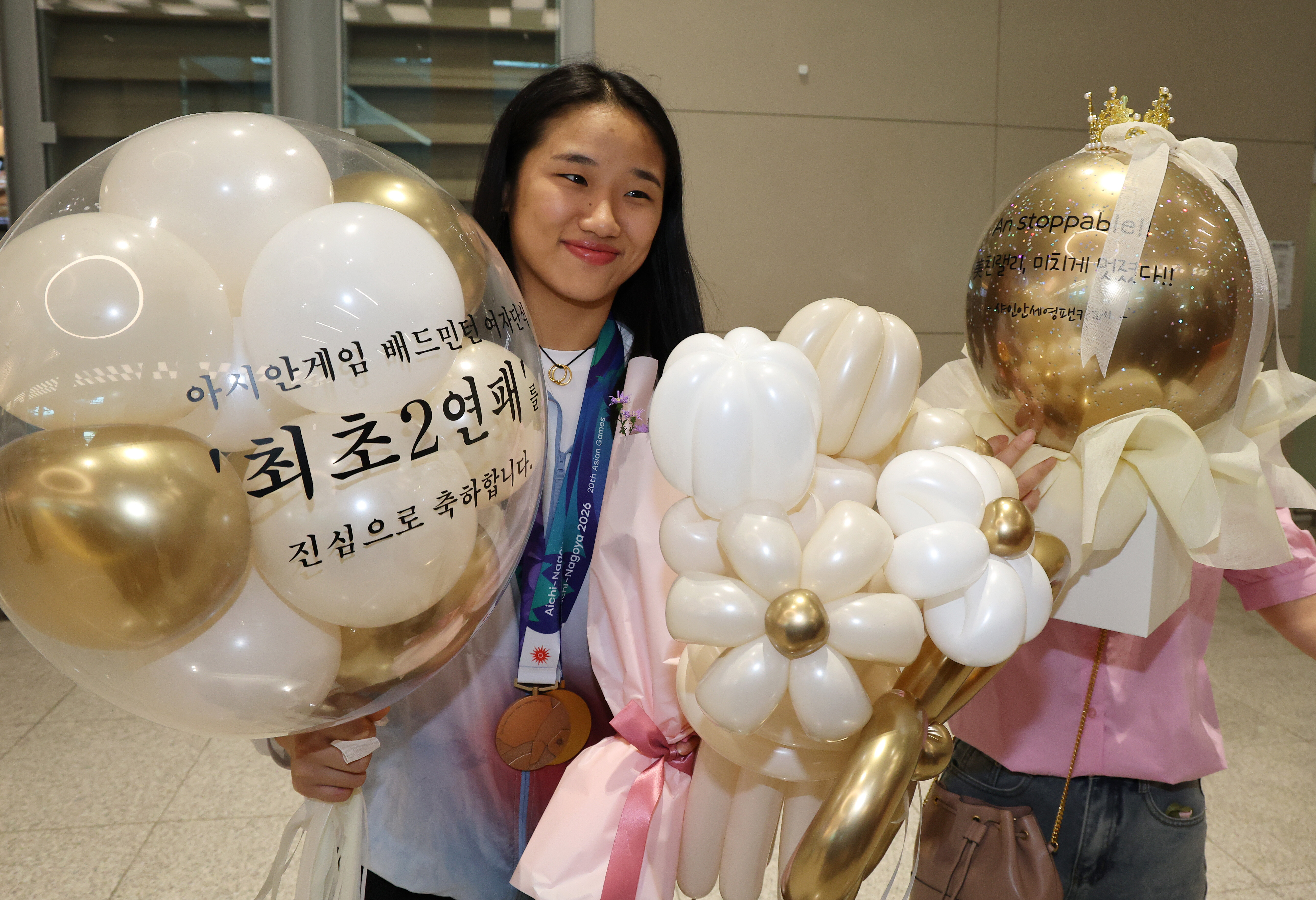 공항 곳곳에서 "축하합니다" 외침 쏟아져...'세계 최강' 안세영, '월클 팬서비스'로 화답 [SPO 현장]
