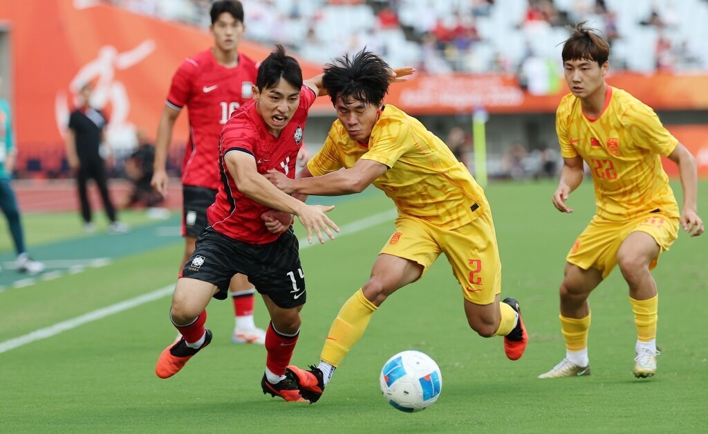 中 위험천만 소림축구, 韓 선수들 줄줄이 쓰러졌는데 '경고 단 한 장'...밀치고, 잡고, 발목 향한 태클에 이민성호 부상 우려