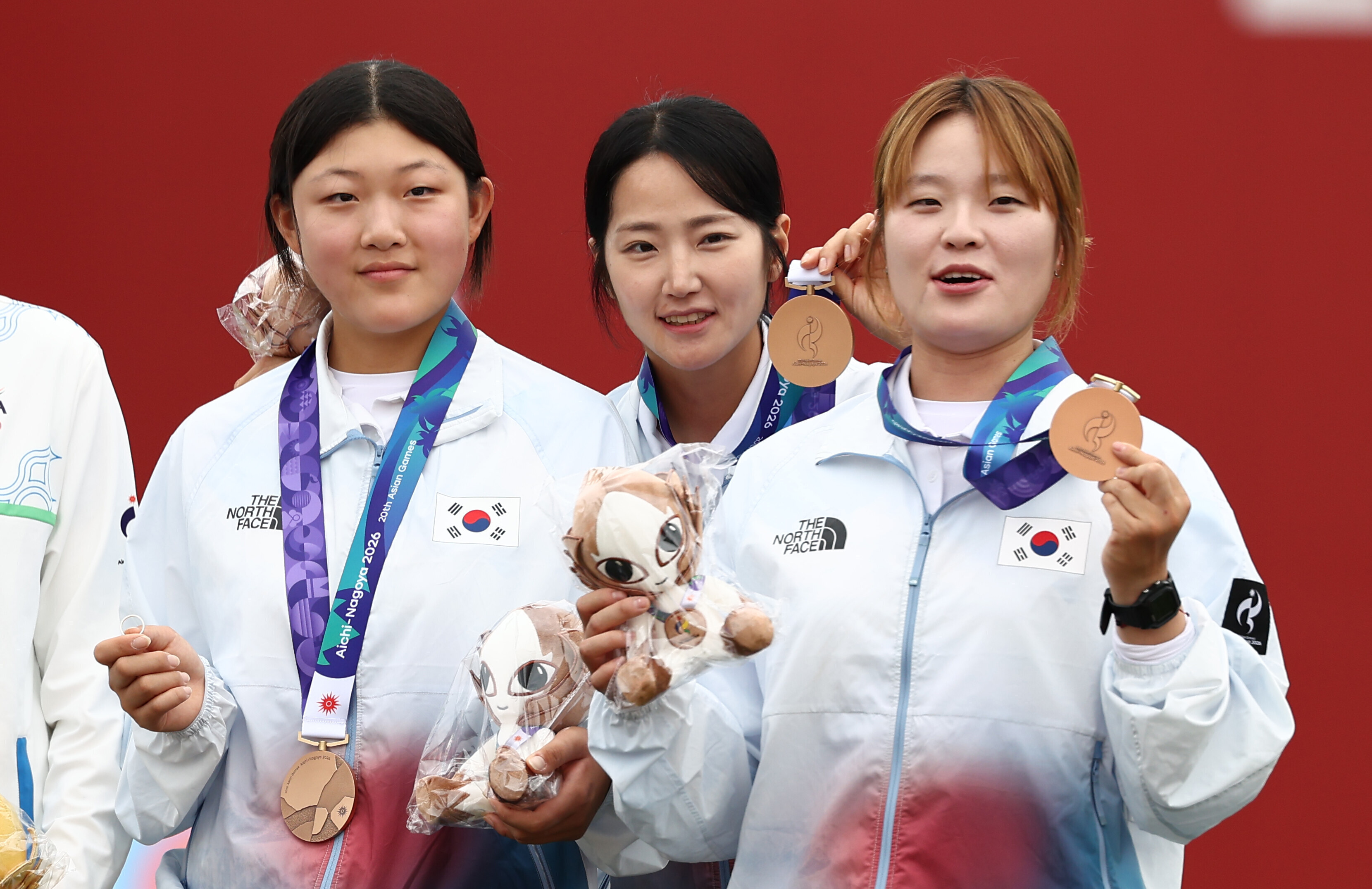 ▲ 30일 일본 아이치현 오카자키 중앙종합공원 다목적광장에서 열린 2026 아이치·나고야 아시안게임 양궁 컴파운드 여자 단체전에서 동메달을 획득한 한국 강연서(왼쪽부터), 박정윤, 박예린이 메달을 들어보이고 있다.ⓒ연합뉴스