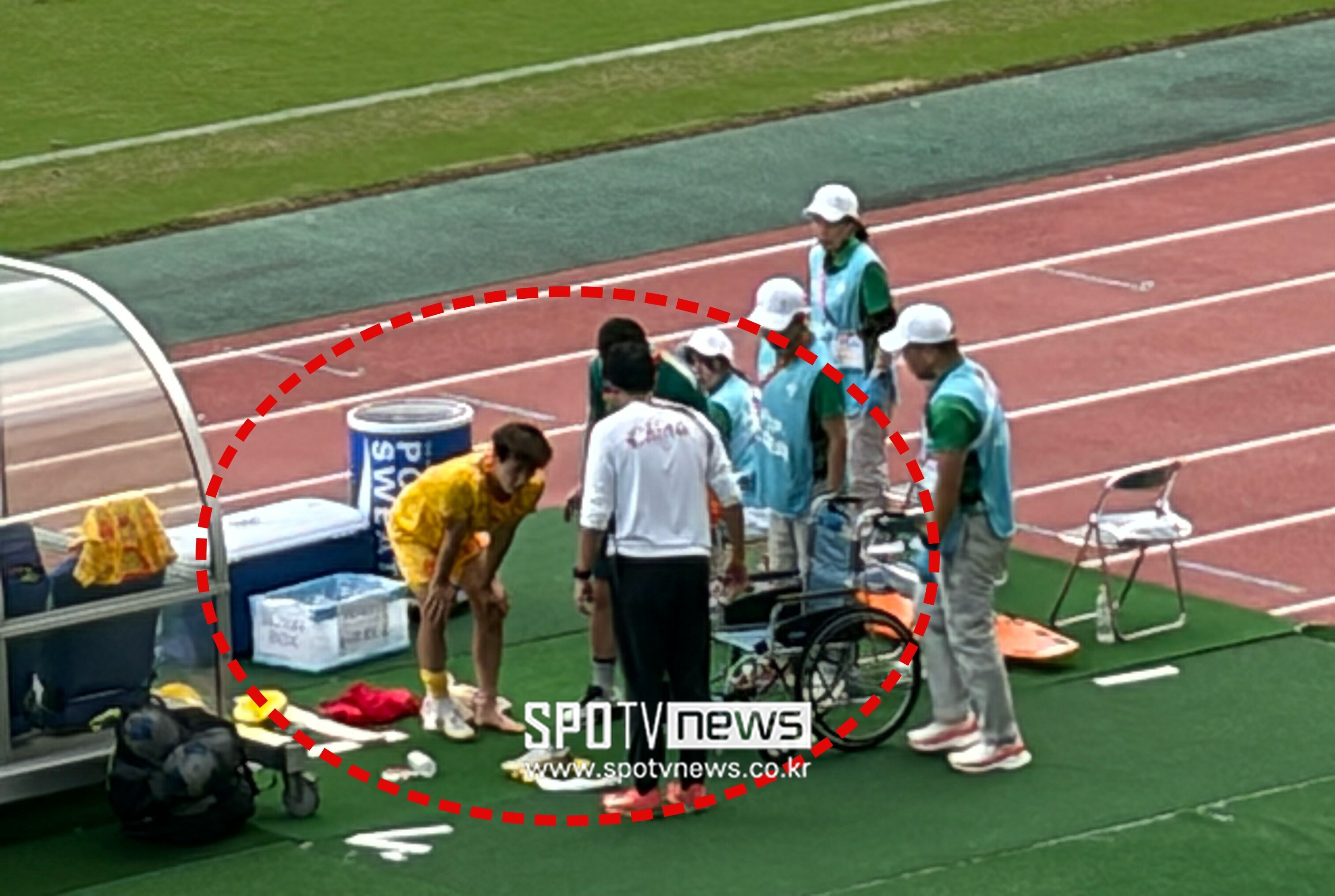 '소림축구' 하다 결국 자기 무릎 꺾였다...중국 MF, '거친 태클' 시도하다 부상→들것+휠체어까지