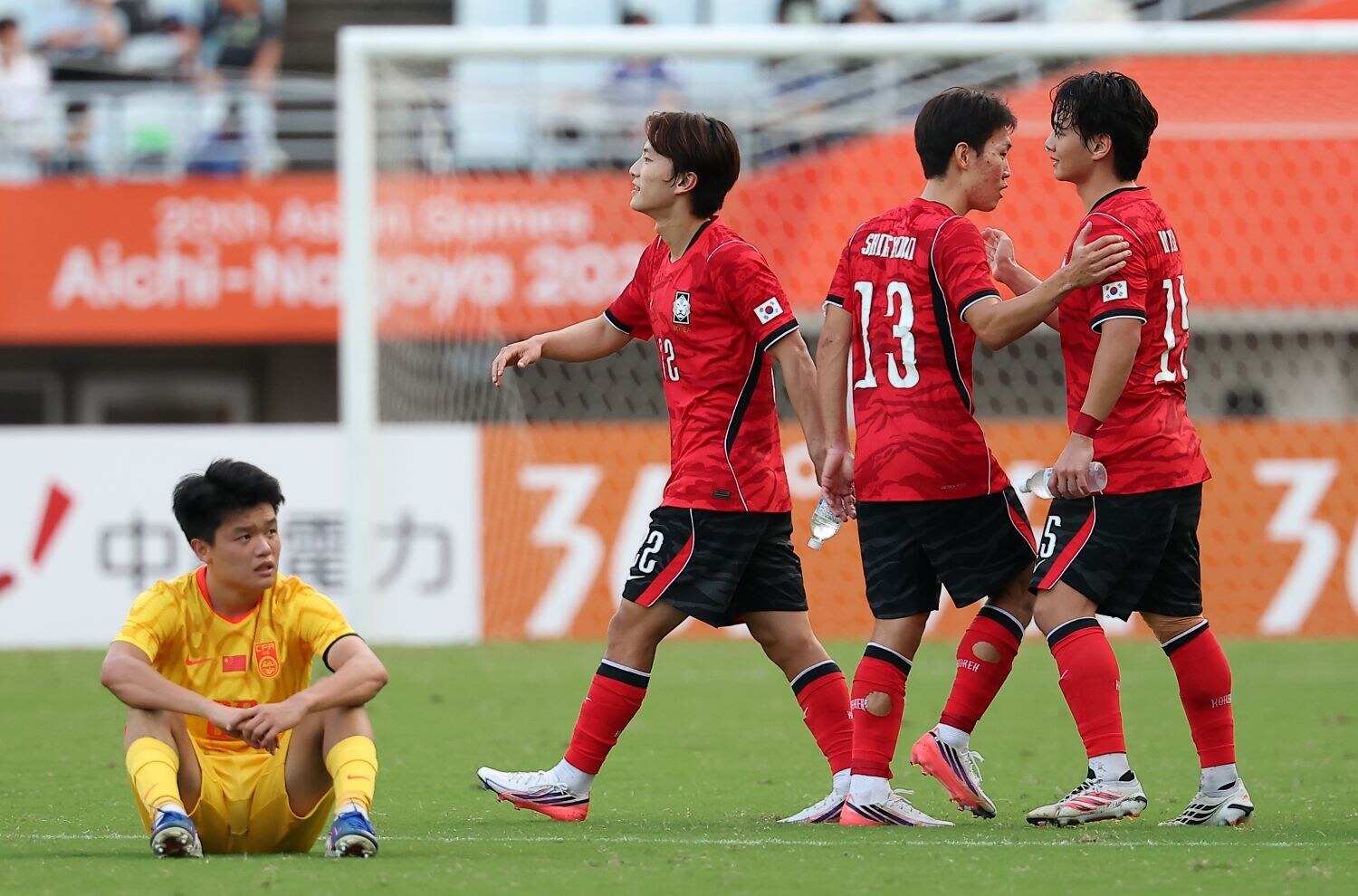 ▲ 축구 전문 기자인 송청량은 “심판이 너무 편파적이었다. 핸드볼 파울도, 페널티 에어리어 앞 프리킥도 주지 않았다”고 비판하면서 “한국인의 병역 면제가 더 많은 사람들의 이익에 부합하는 것으로 보였다”고 날을 세웠다.ⓒ연합뉴스