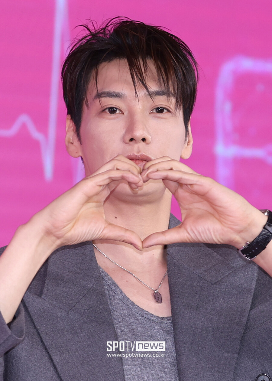 [포토S] 김영광, '하트 받으세요'