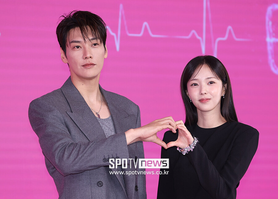 [포토S] 김영광-채수빈, '함께 하트 만들며'