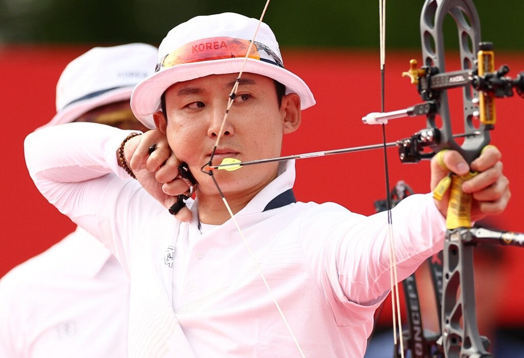 '미쳤다!' 韓 남자 양궁 컴파운드, 랭킹라운드 전체 1위 중국 랴오자하오 '1점 차' 제압...김종호, 4강 진출!