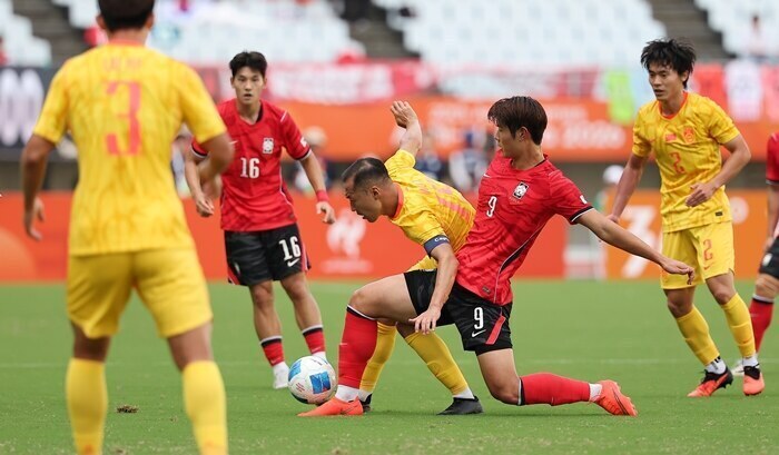 ▲ 30일 일본 오사카 나가이 스타디움에서 열린 2026 아이치·나고야 아시안게임 남자 축구 준결승 대한민국과 중국의 경기. 한국 이영준과 중국 우시가 공을 다투고 있다. ⓒ연합뉴스