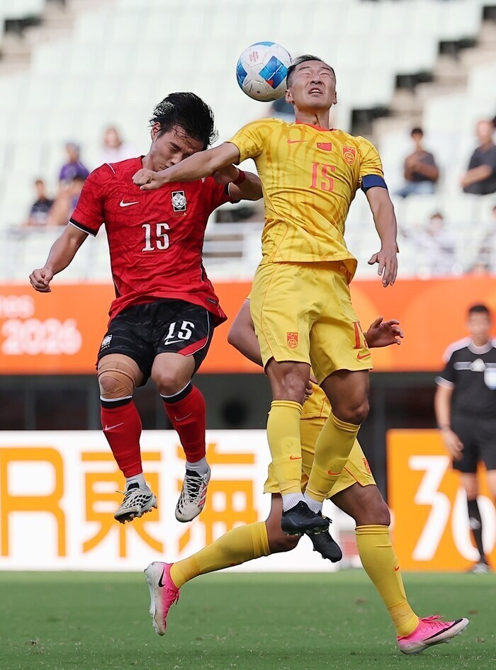 ▲ 30일 일본 오사카 나가이 스타디움에서 열린 2026 아이치·나고야 아시안게임 남자 축구 준결승 대한민국과 중국의 경기. 한국 황도윤과 중국 우시가 헤더로 공을 다투고 있다.ⓒ연합뉴스