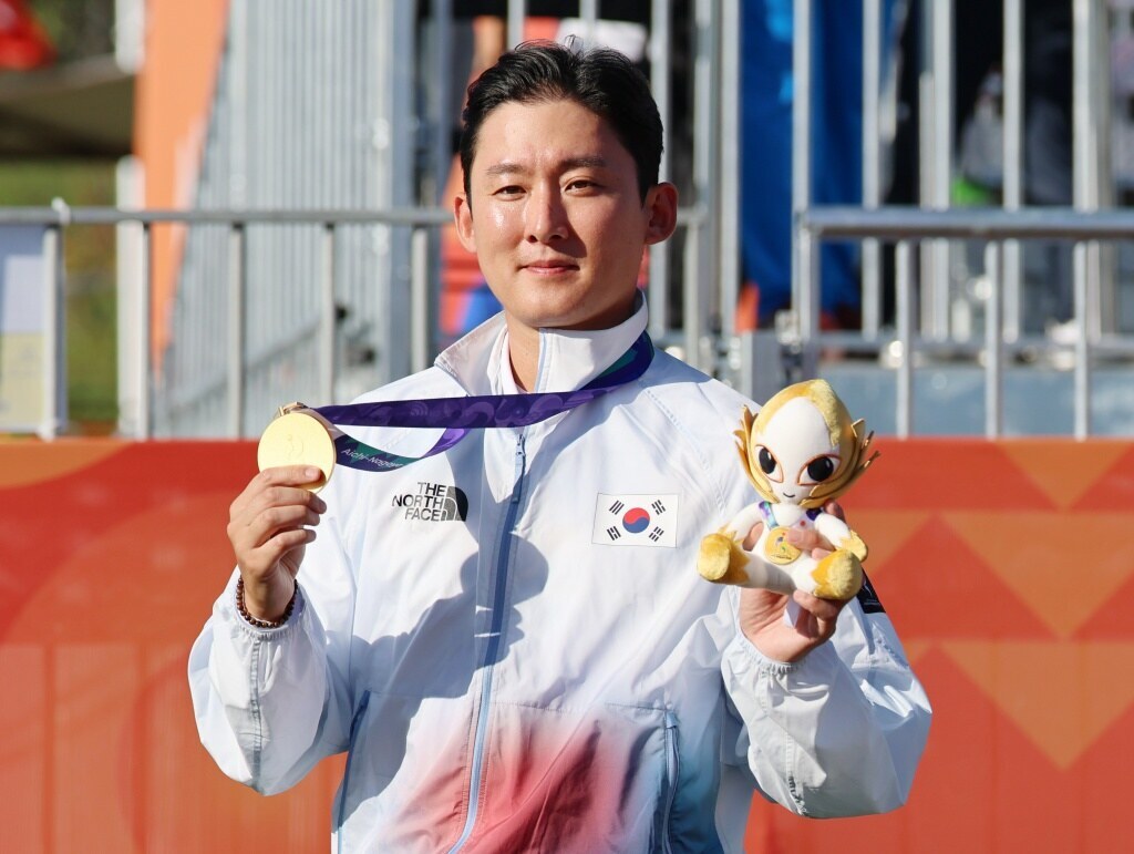 '4번의 아시안게임 도전' 첫 출전→韓 양궁 새 역사 썼는데..."굉장히 송구스럽다" 김종호가 환하게 웃지 못한 이유는?
