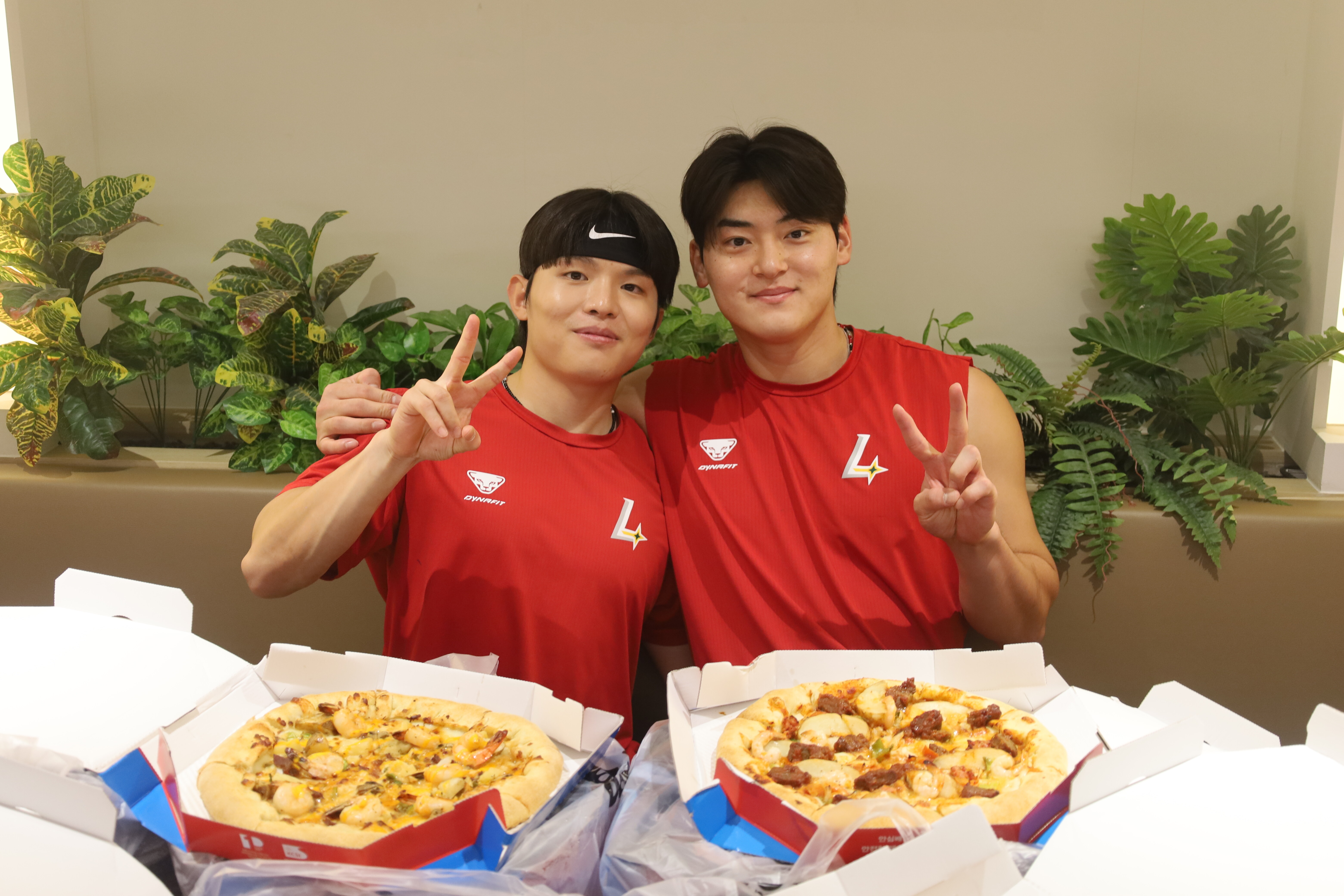 ▲ SSG 정준재와 조병현. ⓒ SSG 랜더스