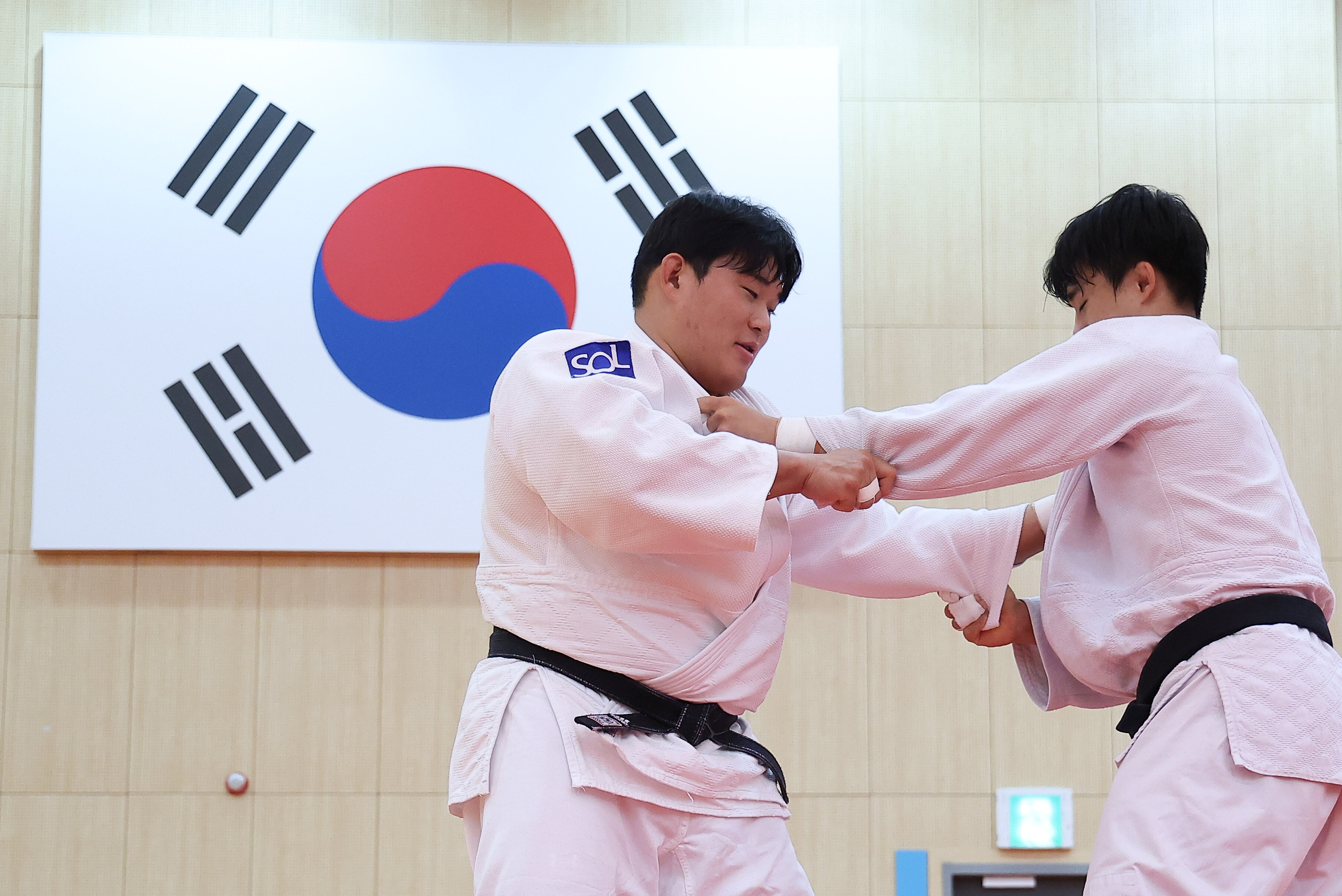 ▲ 김민종(사진 왼쪽)의 금메달 도전은 예상보다 일찍 끝났다. 그러나 김민종의 '나고야 여정' 자체가 끝난 것은 아니다. 무자파르베크 투로보예프 경기 결과에 따라 패자부활전을 통해 동메달을 노릴 기회가 남아 있다. ⓒ 연합뉴스
