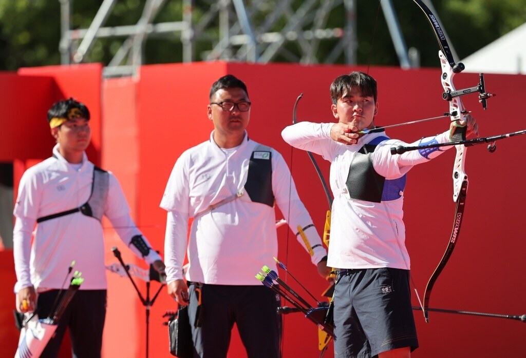 ▲ 김우진, 이우석, 김제덕으로 구성된 한국 남자 리커브 대표팀은 2일 일본 아이치현 오카자키 중앙종합공원 다목적광장에서 열린 2026 아이치·나고야 아시안게임 양궁 리커브 남자 단체전 결승에서 인도를 세트 스코어 5-1로 꺾고 금메달을 목에 걸었다. ⓒ연합뉴스