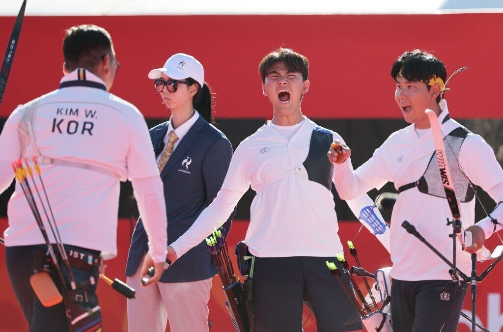 [속보] 韓 양궁 女 충격의 8연패 실패→男 자존심 지켰다!  김우진-이우석-김제덕, 나고야에서 정상 우뚝...남자 단체 리커브 결승서 인도 5-1 제압