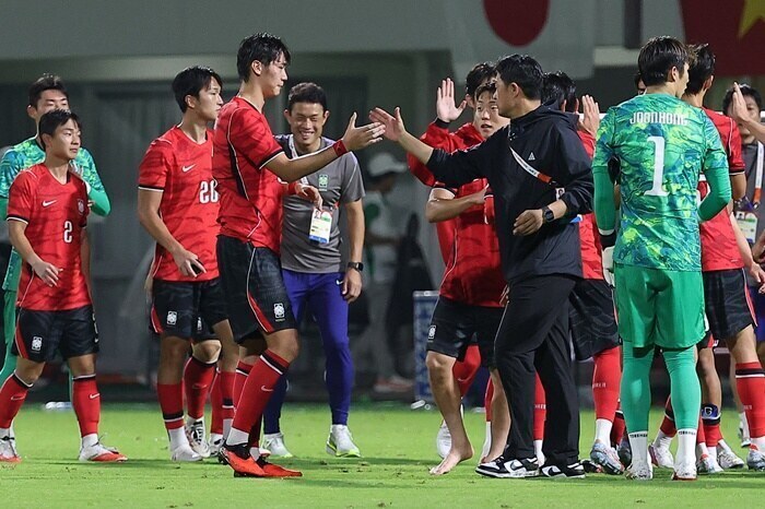 ▲ 15일 일본 나고야 미즈호 공원 럭비경기장에서 열린 2026 아이치·나고야 아시안게임 남자 축구 D조 1차전 대한민국 대 카타르의 경기. 4-1로 승리를 거둔 한국 대표팀 이민성 감독이 선수들을 격려하고 있다.ⓒ연합뉴스