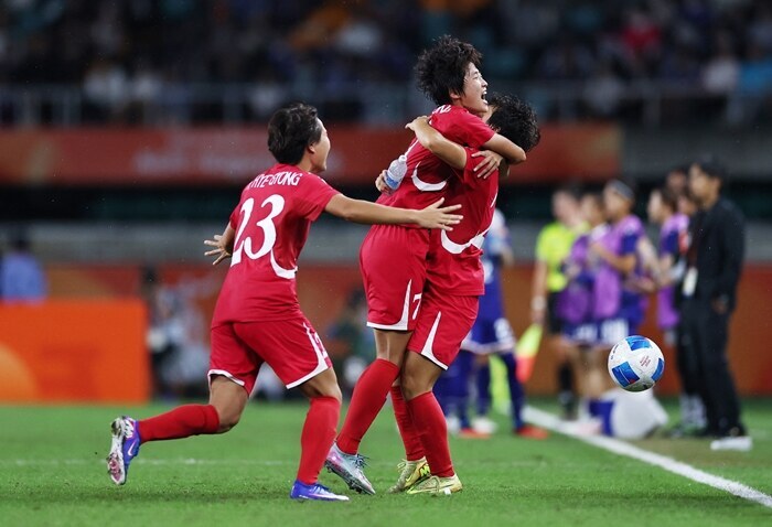 ▲ 북한 여자 축구대표팀이 아이치 나고야 아시안게임 일본과의 결승에서 승부차기 끝에 패했다. 12년 만의 금메달을 노렸으나 일본의 3연패를 막지 못했다. ⓒ 연합뉴스/REUTERS