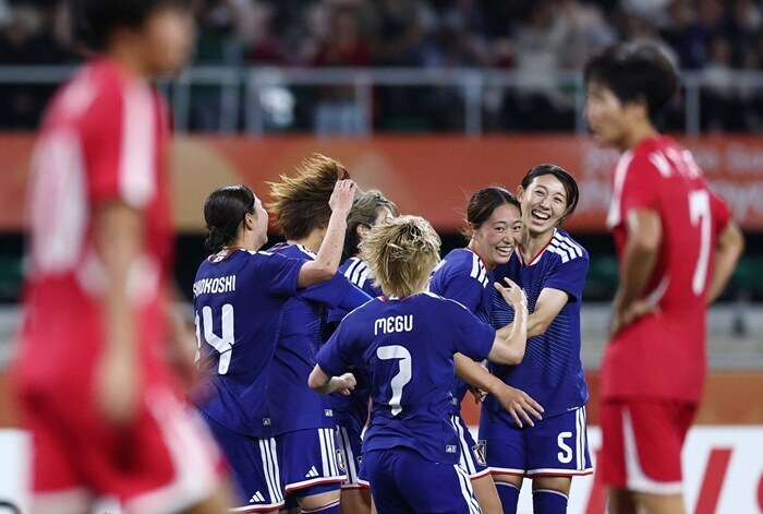 ▲ 북한 여자 축구대표팀이 아이치 나고야 아시안게임 일본과의 결승에서 승부차기 끝에 패했다. 12년 만의 금메달을 노렸으나 일본의 3연패를 막지 못했다. ⓒ 연합뉴스/REUTERS