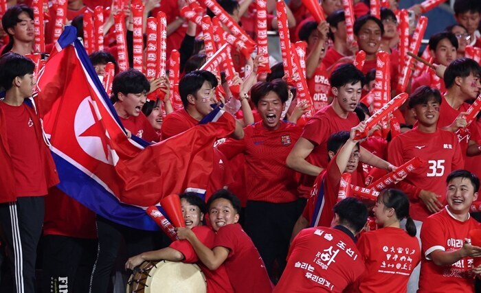 ▲ 북한 여자 축구대표팀이 아이치 나고야 아시안게임 일본과의 결승에서 승부차기 끝에 패했다. 12년 만의 금메달을 노렸으나 일본의 3연패를 막지 못했다. 북한 득점에 환호하는 재일조선인총련합회.&nbsp;ⓒ 연합뉴스/REUTERS