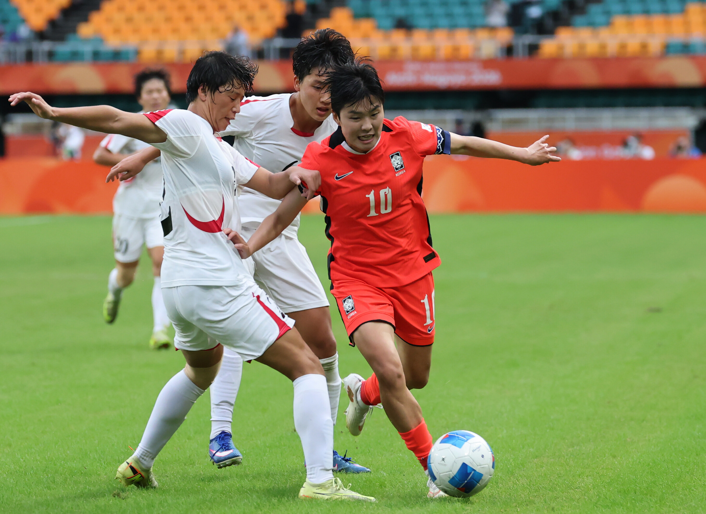 ▲ 일본 축구 전문 '게키사카'는 2일 "한국 여자축구 리빙 레전드가 자신의 네 번째 월드컵을 향한 생각을 밝혔다"며 지소연(등번호 10)의 인터뷰를 비중 있게 전했다. ⓒ연합뉴스