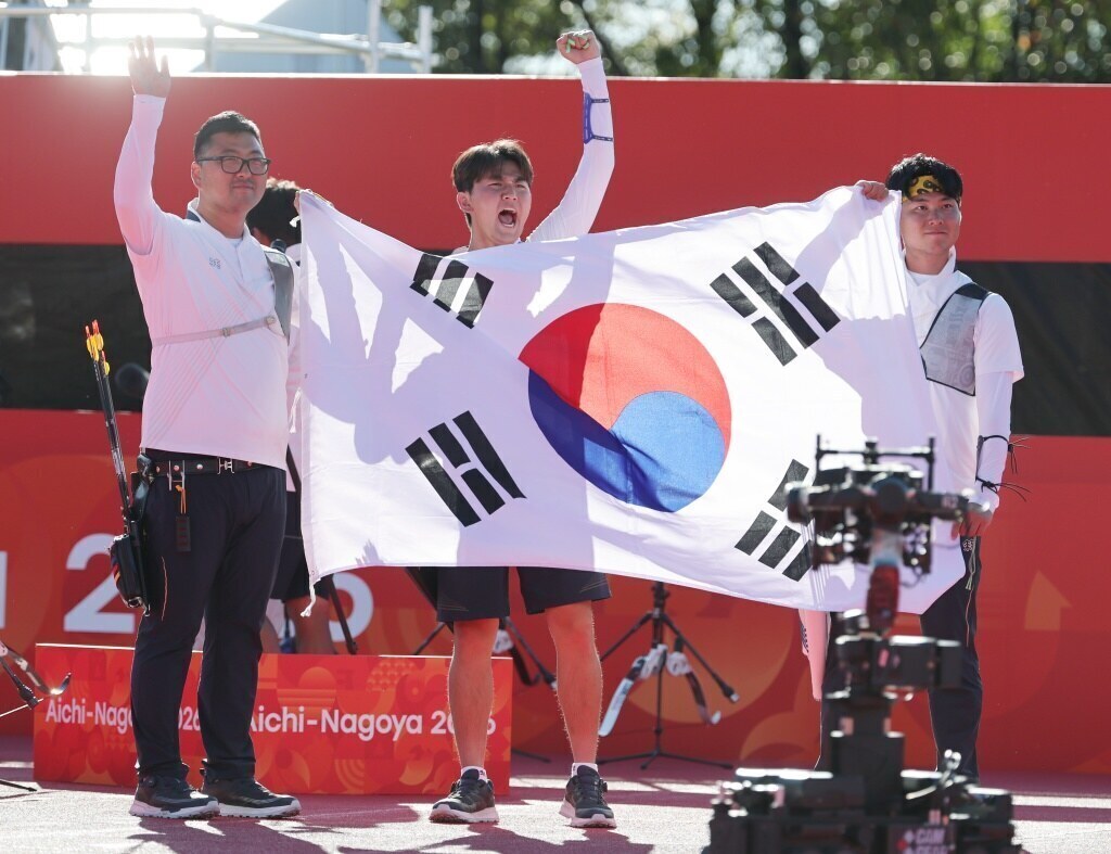 ▲ 이우석(코오롱)이 마침내 아시안게임 개인전 금메달을 목에 걸었다. 2018 자카르타·팔렘방 대회 은메달, 2022 항저우 대회 동메달에 이어 세 번째 도전에서 시상대 가장 높은 곳에 섰다. 남자 단체전에 이어 개인전까지 제패하면서 대회 2관왕에도 올랐다. 이우석은 양궁 리커브 남자 개인전 결승에서 일본의 나카니시 준야를 세트 스코어 6-2(29-26, 27-27, 29-29, 29-27)로 꺾고 금메달을 차지했다. ⓒ연합뉴스