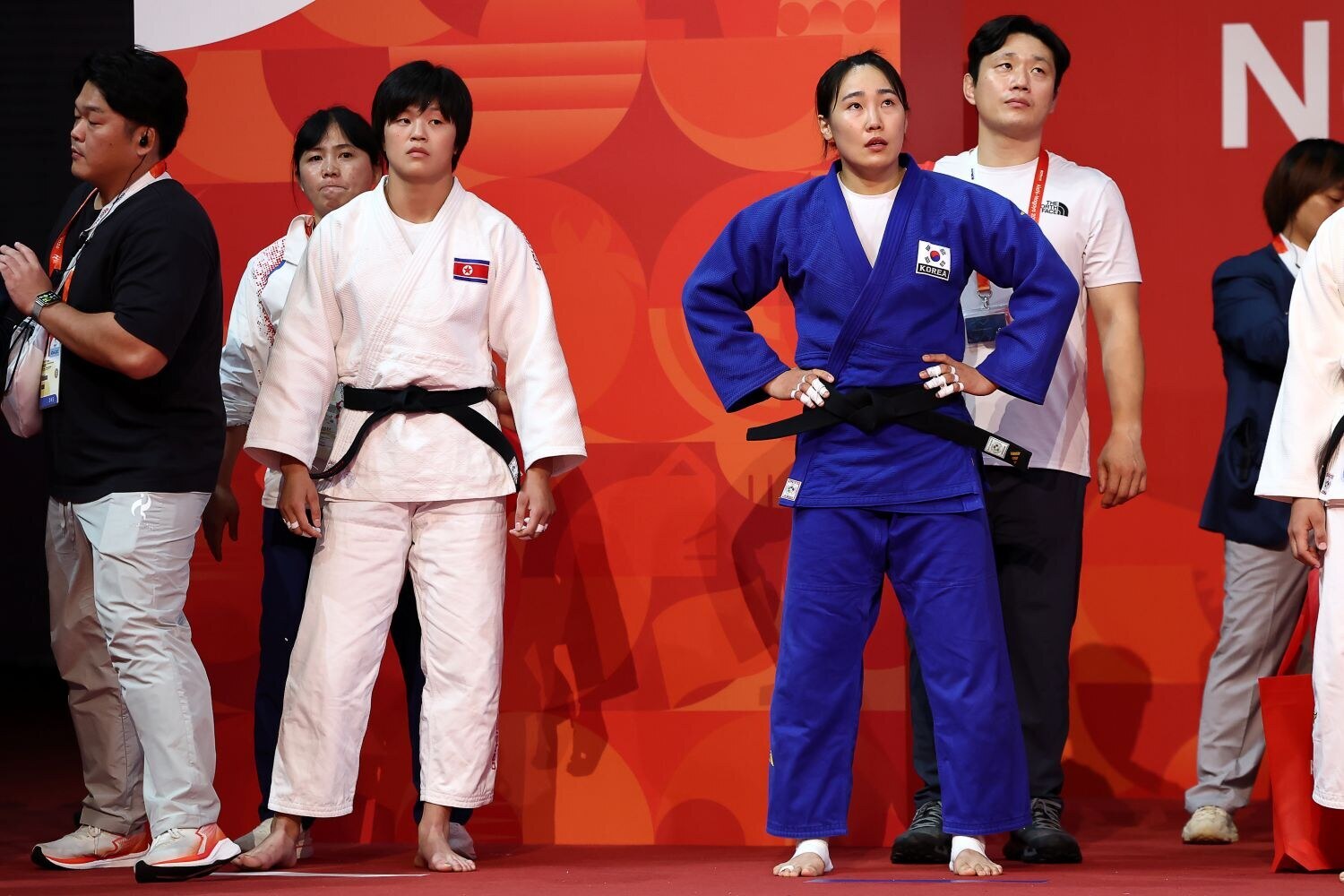 ▲ 경악스러운 깨물기 행위에도 징계를 받지 않은 탕징은 유도 혼성 단체전에 출전해 김혜미(오른쪽)에 한판승을 거뒀다 ⓒ연합뉴스