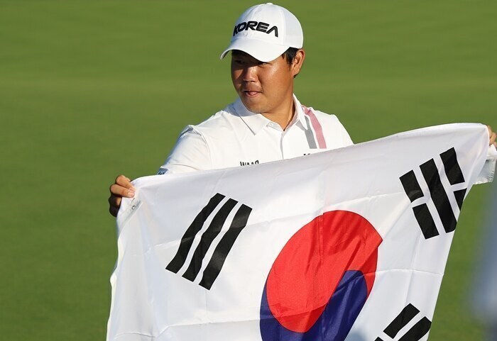 ▲ 3일 일본 아이치현 가스가이 컨트리클럽 동코스에서 열린 2026 아이치·나고야 아시안게임 남자 골프 4라운드. 최종 합계 18언더파 262타로 우승을 확정지은 한국 김주형이 태극기를 들고 기념촬영을 하고 있다. ⓒ연합뉴스