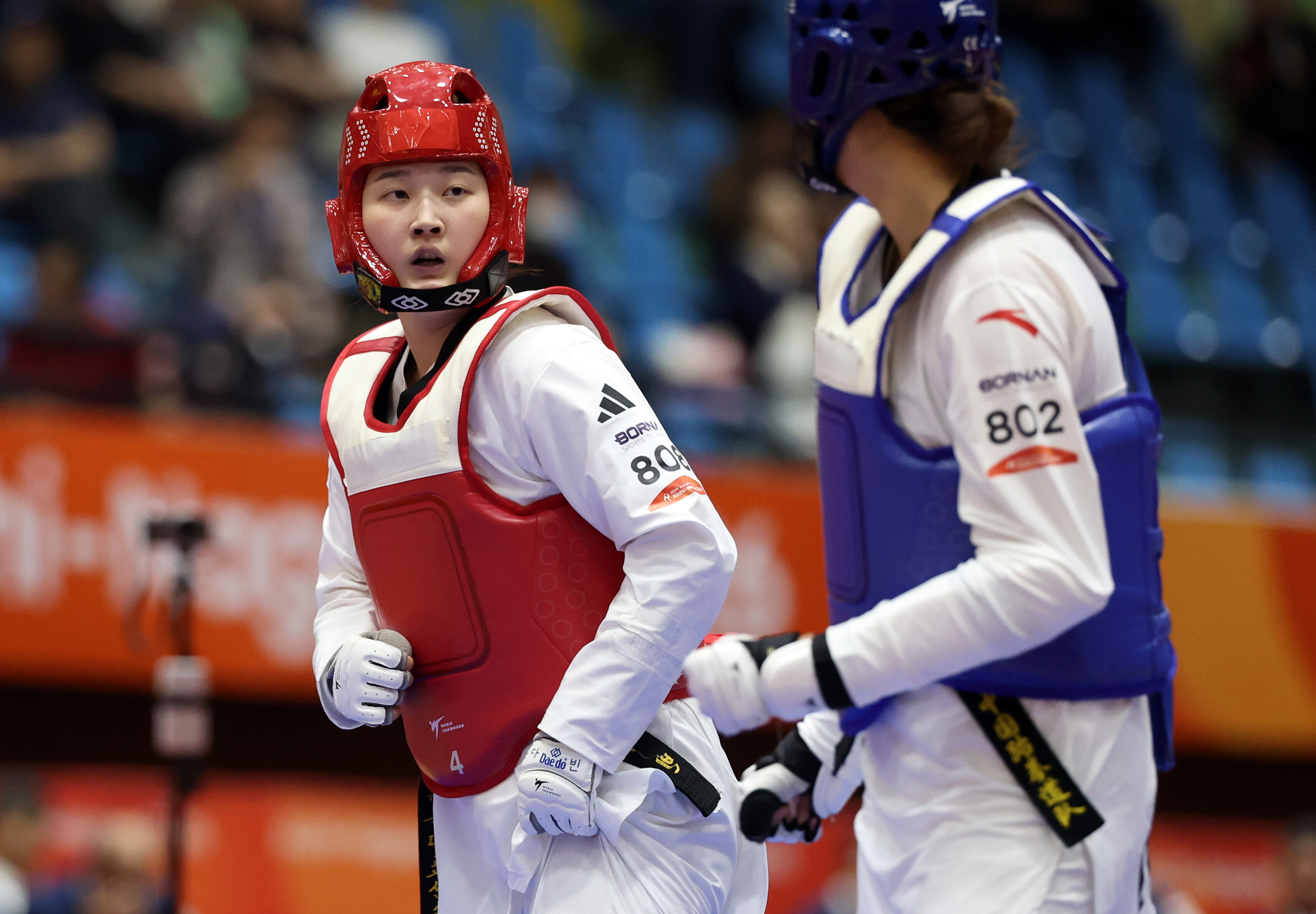 ▲ 송다빈(왼쪽)은 3일 일본 아이치현 도요하시 종합체육관에서 열린 2026 아이치·나고야 아시안게임 태권도 겨루기 여자 67㎏초과급 결승에서 무원저를 라운드 점수 2-1로 꺾고 금메달을 목에 걸었다. ⓒ연합뉴스
