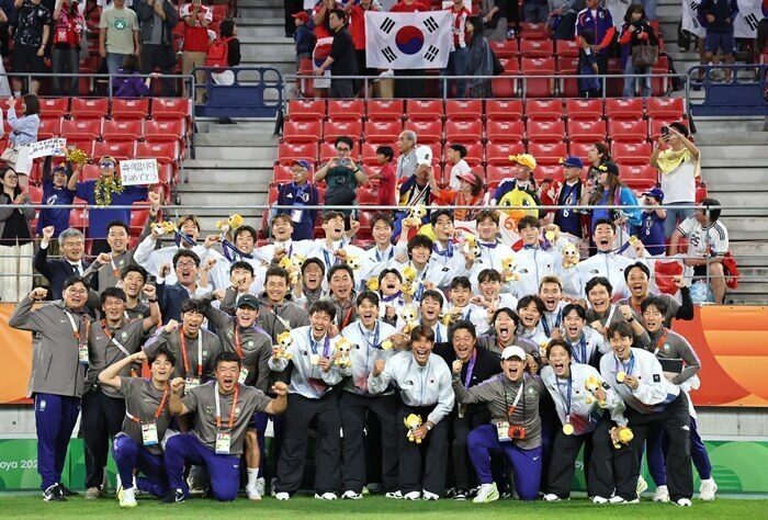 ▲ 3일 일본 아이치현 도요타 스타디움에서 열린 2026 아이치·나고야 아시안게임 남자 축구 시상식에서 금메달을 획득한 한국 대표팀 선수들이 이민성 감독을 비롯한 코칭 스태프들과 기념촬영을 하고 있다.ⓒ연합뉴스