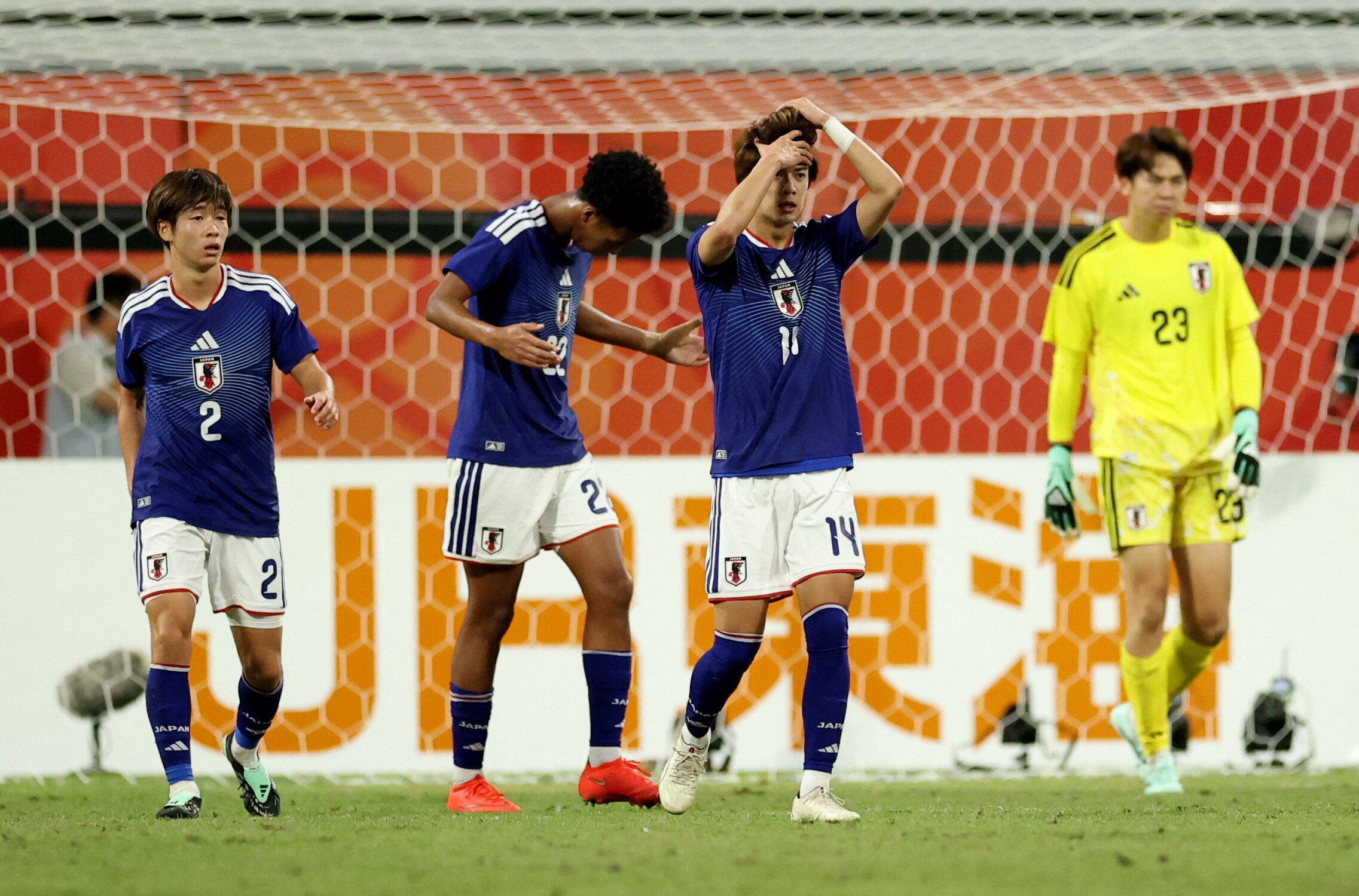 "유소년 축구 보는 줄, 어떻게 은메달 땄나" 일본 대충격…안방 결승서 韓에 또 지자 한숨→눈앞에서 '사상 첫 AG 4연패' 수모 "21살이 이 정도면 대단" 옹호론도