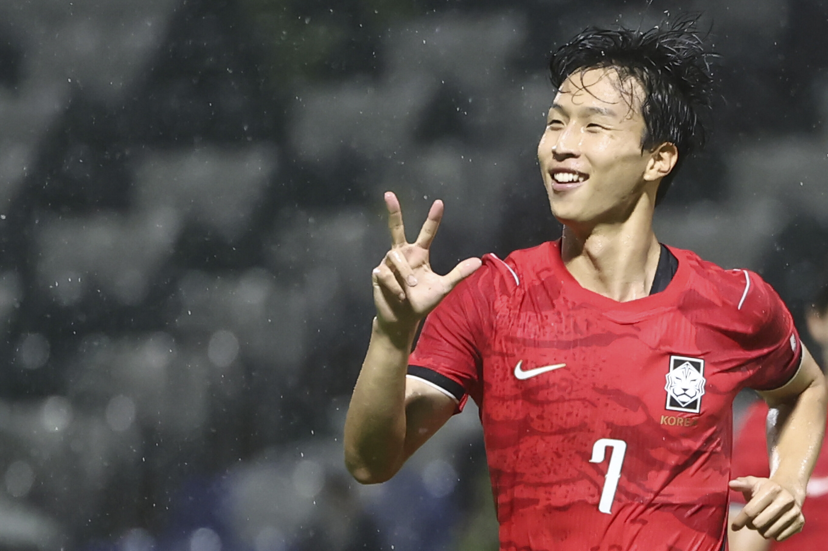 "한국 7번에게 배워야 한다" 中 19세 에이스, 엄지성에게 제대로 반했다!…AG 끝나자 '투샷' 깜짝 공개→상대도 인정한 나고야 피치 지배자