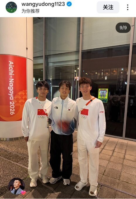 ▲ '중국 메시' 왕위둥(맨 오른쪽)이 엄지성(가운데)에게 흠뻑 매료됐다. ⓒ 중국 'HotpotFootball'