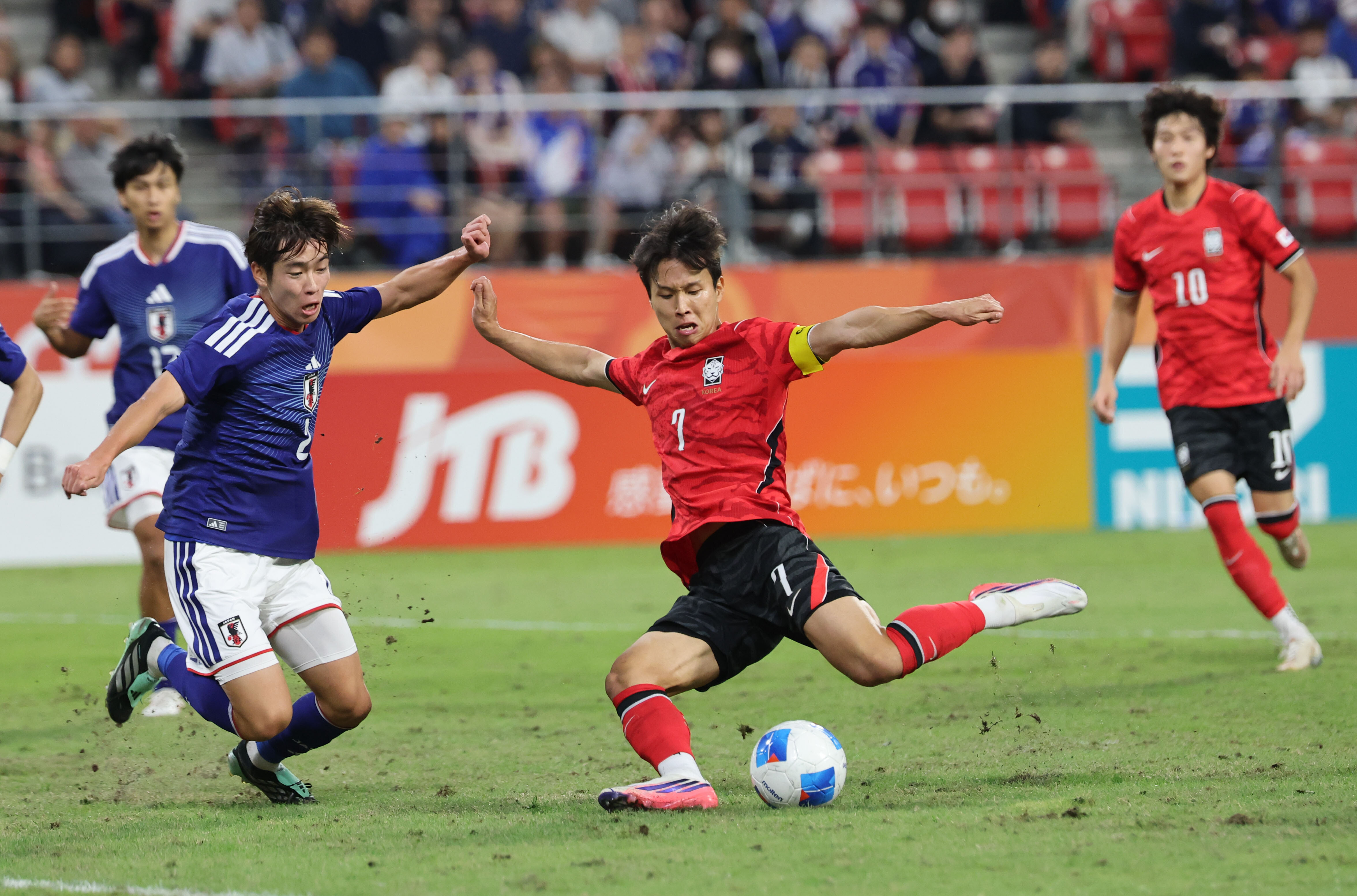 ▲ 중국 축구 전문 계정 'HotpotFootball'은 4일 "왕위둥이 개인 SNS에 엄지성(사진 등번호 7)과 함께 찍은 투샷을 공개했다"면서 "왕위둥은 닷새 전 인터뷰에서도 엄지성에 대한 존경심을 드러낸 적이 있다"고 전했다. ⓒ연합뉴스