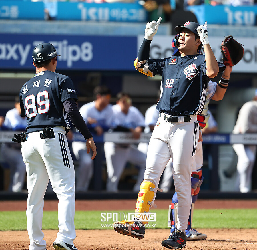 [포토S] 안재석, '기분 좋은 홈런 세리머니'