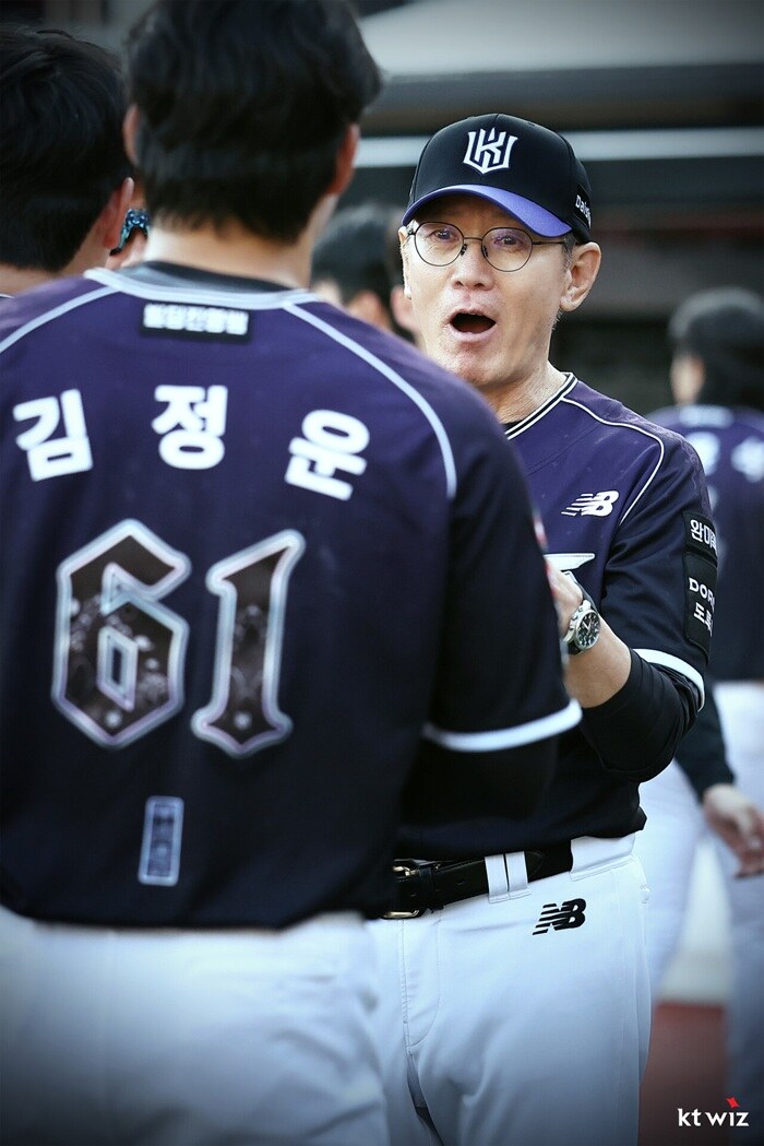 ▲ 이강철 감독(오른쪽). ⓒKT 위즈