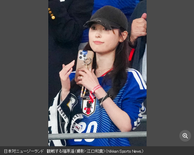 ▲ 신혼의 첫 장면은 축구장이었다. 쿠보는 여전히 일본 대표팀 핵심으로 뛰었고, 새 신부는 남편의 등번호 20번 유니폼을 입고 응원했다. ⓒ 일본 닛칸스포츠 캡쳐